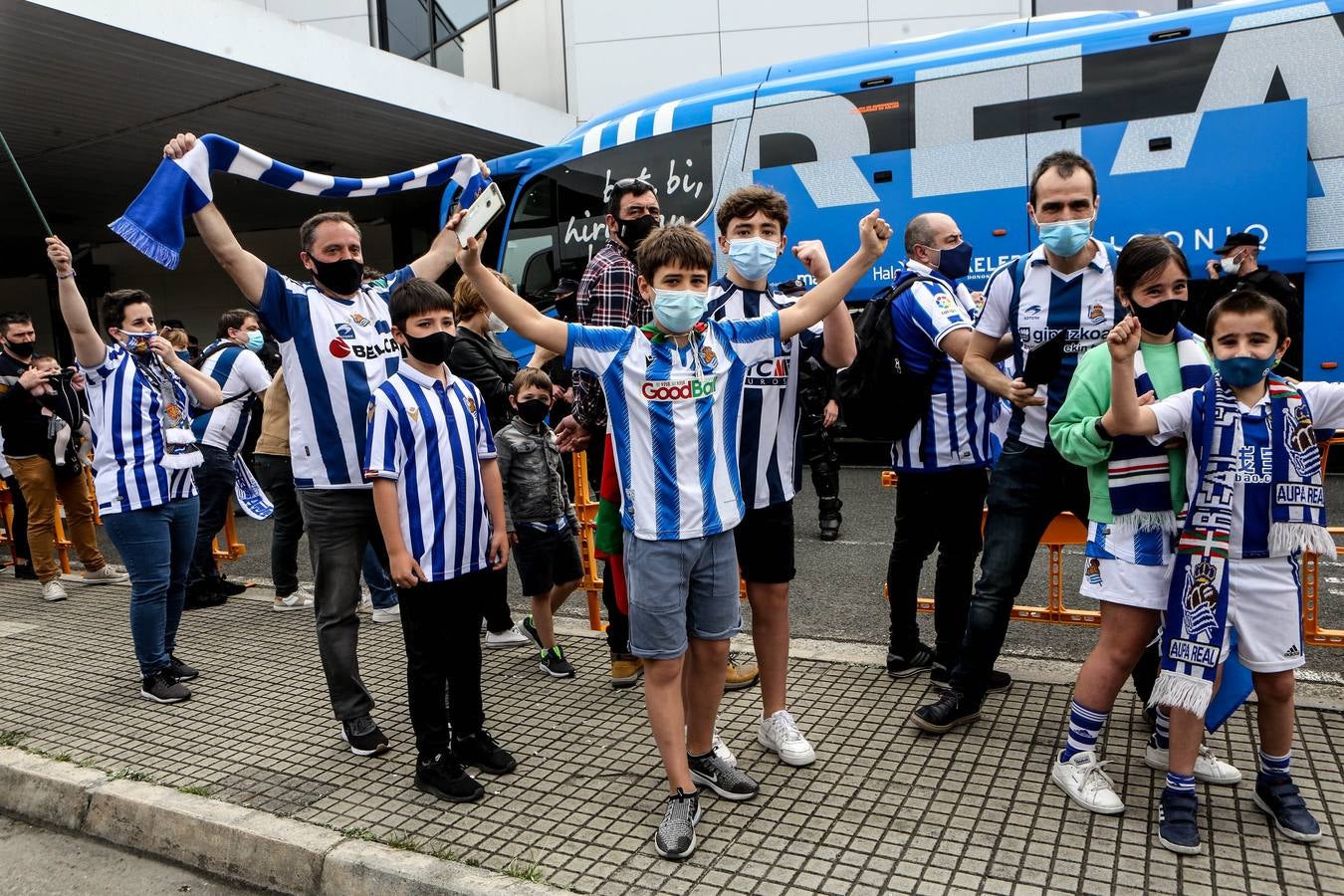 Fotos: Así fue la masiva despedida de los aficionados a la Real Sociedad