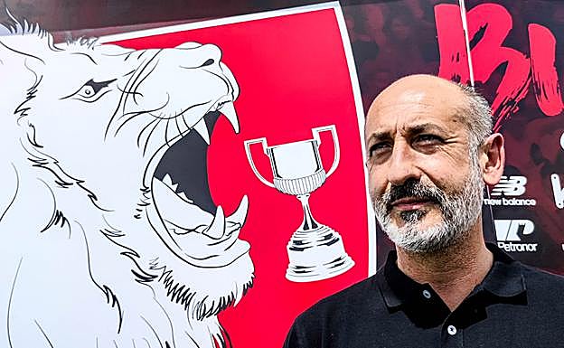 Aitor Elizegi, en el exterior del hotel de concentración del Athletic en la Isla de la Cartuja. 