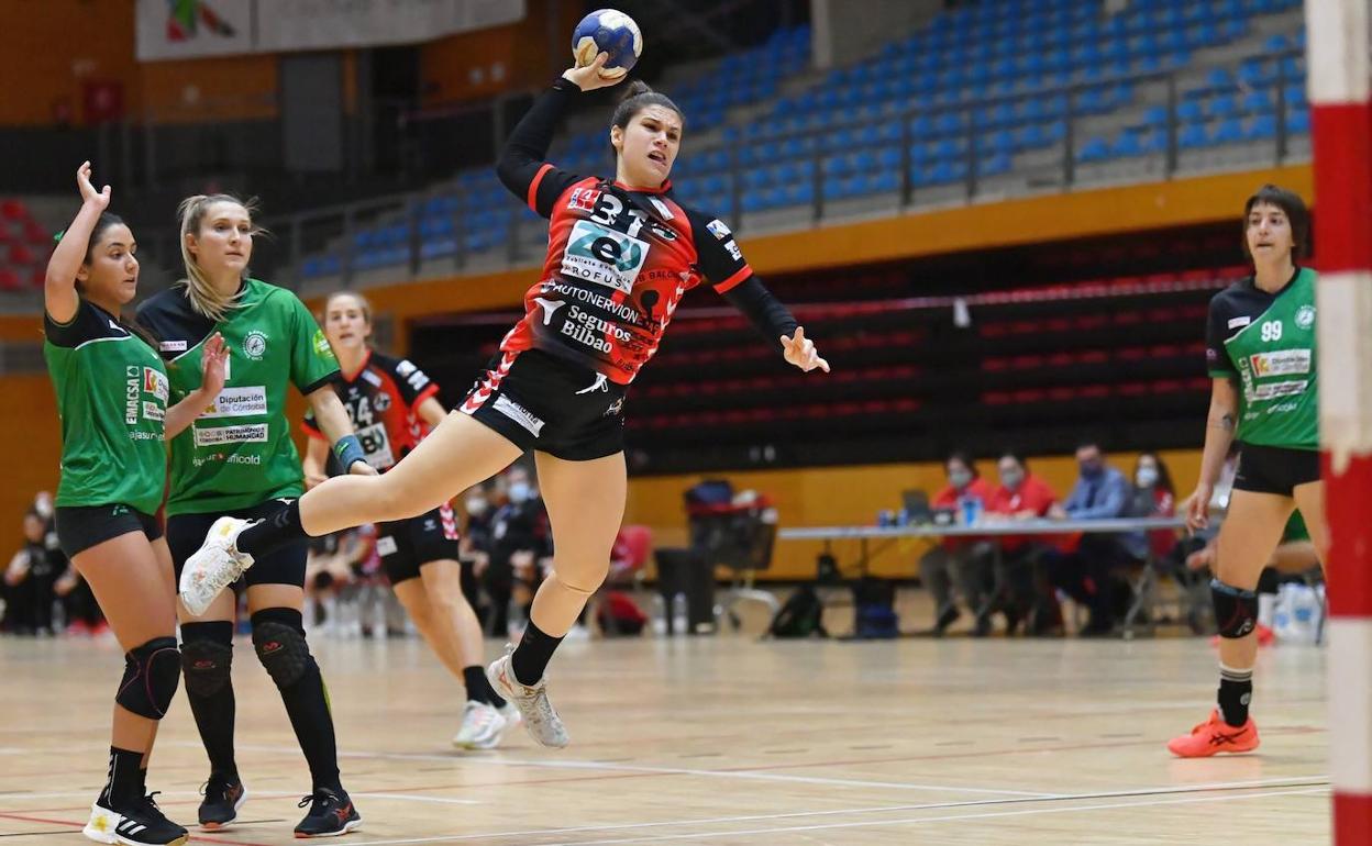 La joven Naia Puigbó lanzando a portería en el pasado choque ante el Córdoba. 