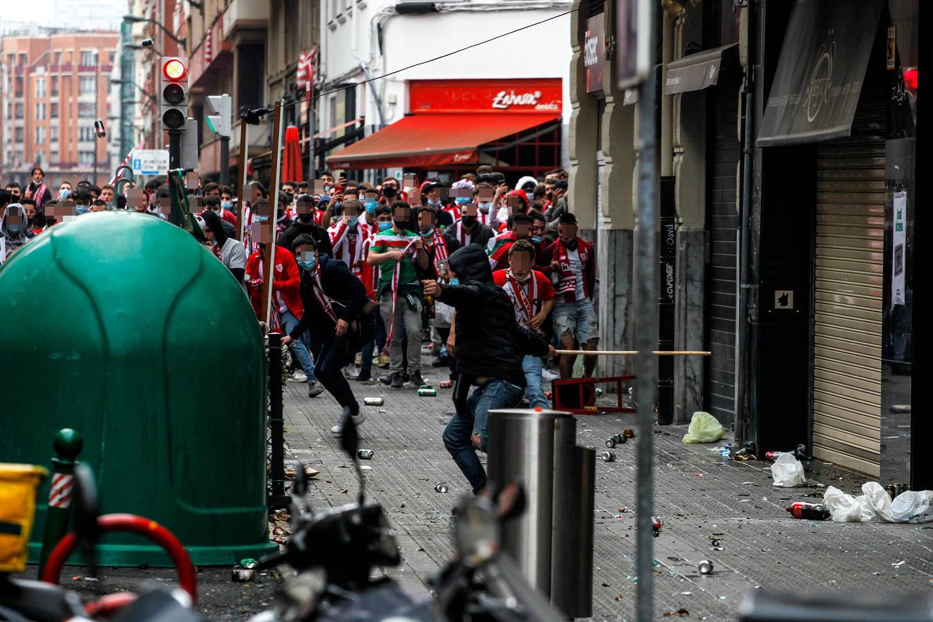 Fotos: Cargas de la ertzaintza en Pozas para disolver la multitud