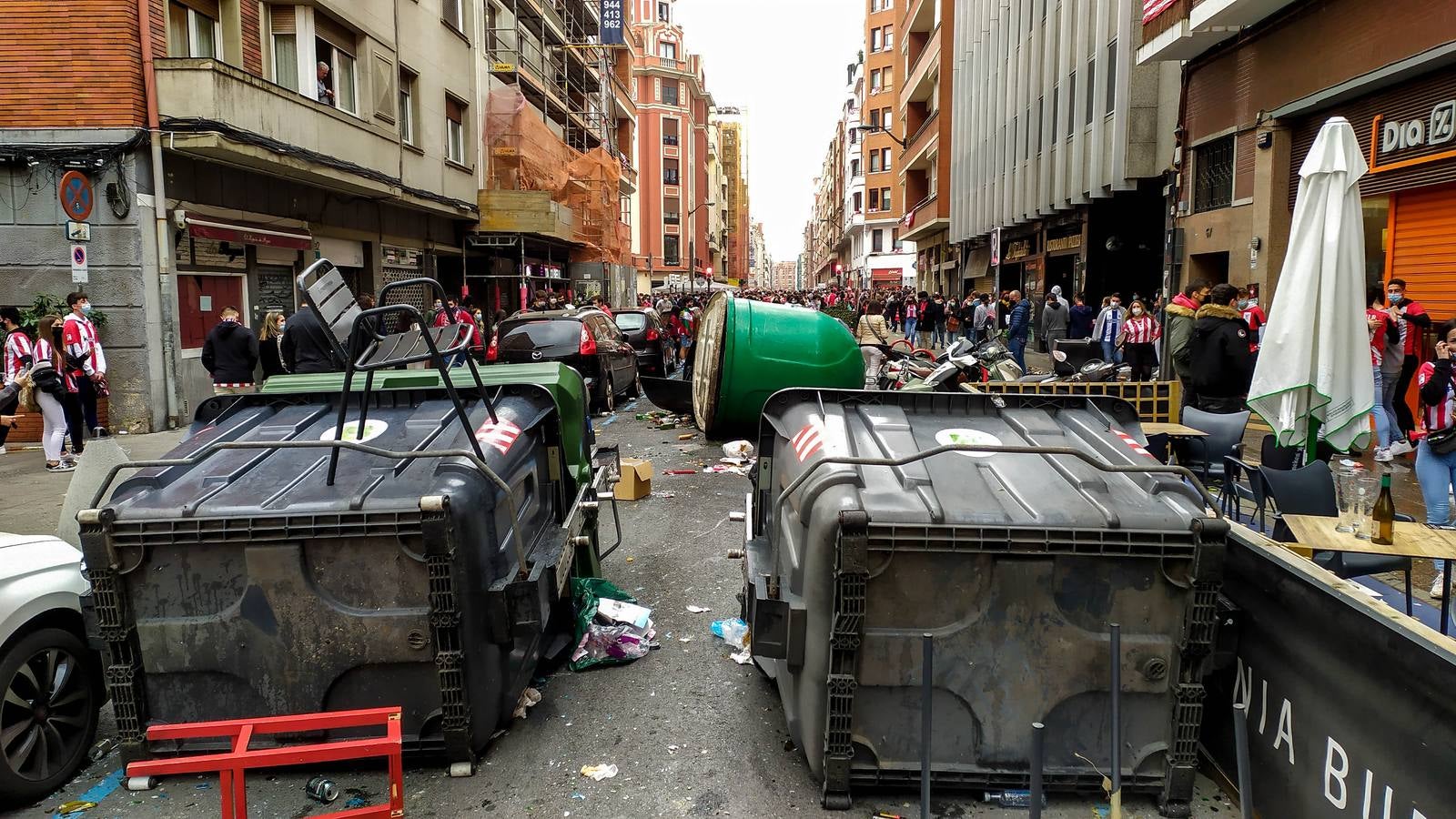 Fotos: Cargas de la ertzaintza en Pozas para disolver la multitud