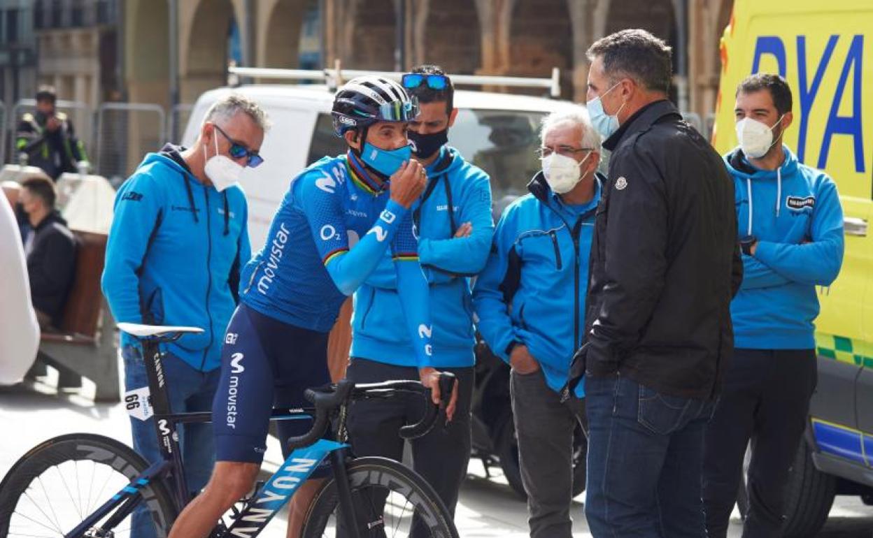 Valverde charla con Induráin en Estella. 