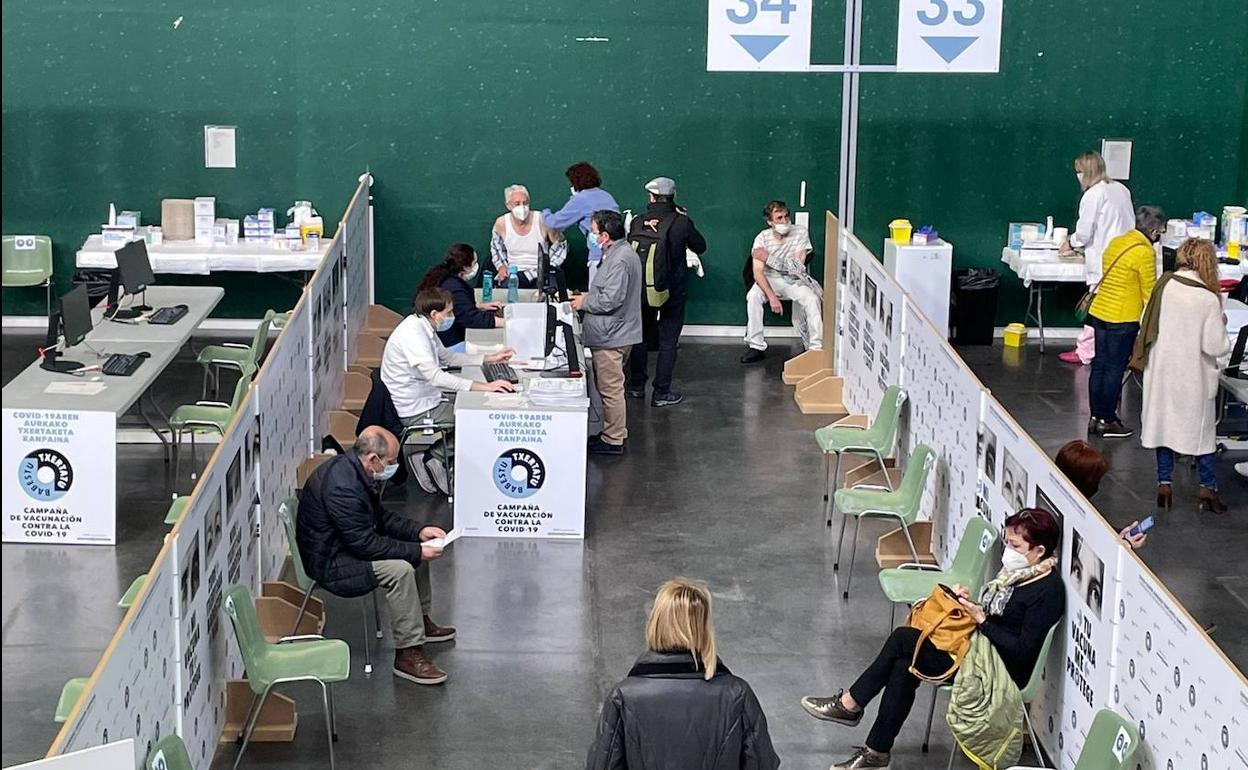 Interior del frontón de Lakua, donde este sábado ha arrancado la vacunación.