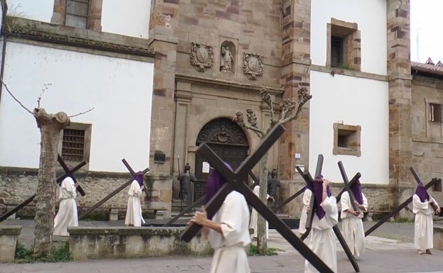 Los participantes han realizado en la villa el tradicional recorrido del Vía Crucis. 