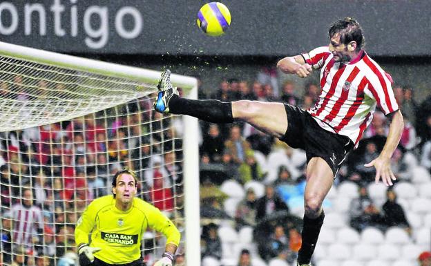 Golazo de espuela. Urzaiz remata de forma acrobática ante el 'Recre'. 