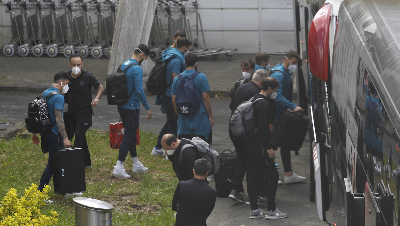 Los jugadores rojiblancos acceden al autobús.