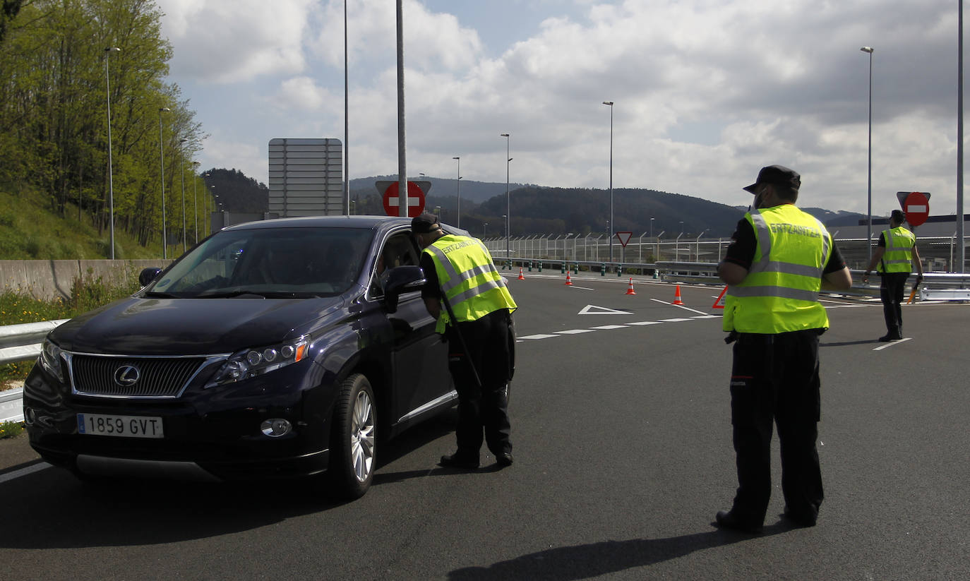 La Ertzaintza controló los accesos al aeropuerto durante toda la mañana.