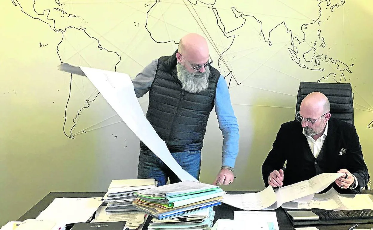 El genealogista Pascal Neveux coteja datos con el director de Coutot Roehrig en España y Portugal, Marco Lamberti. 