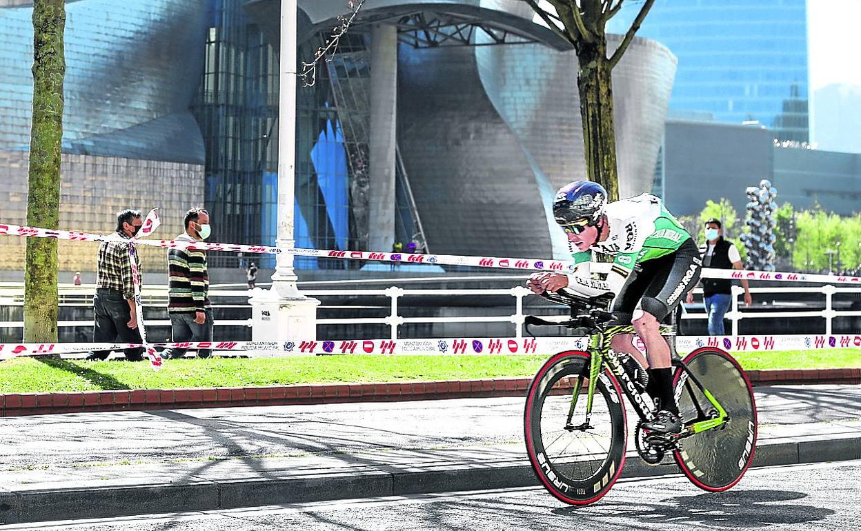La crono discurrió ayer por lugares emblemáticos de Bilbao como Begoña o el Guggenheim. 