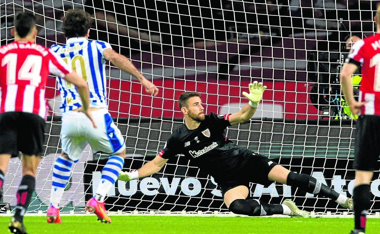 El gol. Oyarzabal supera a Simón y da el título a la Real. 
