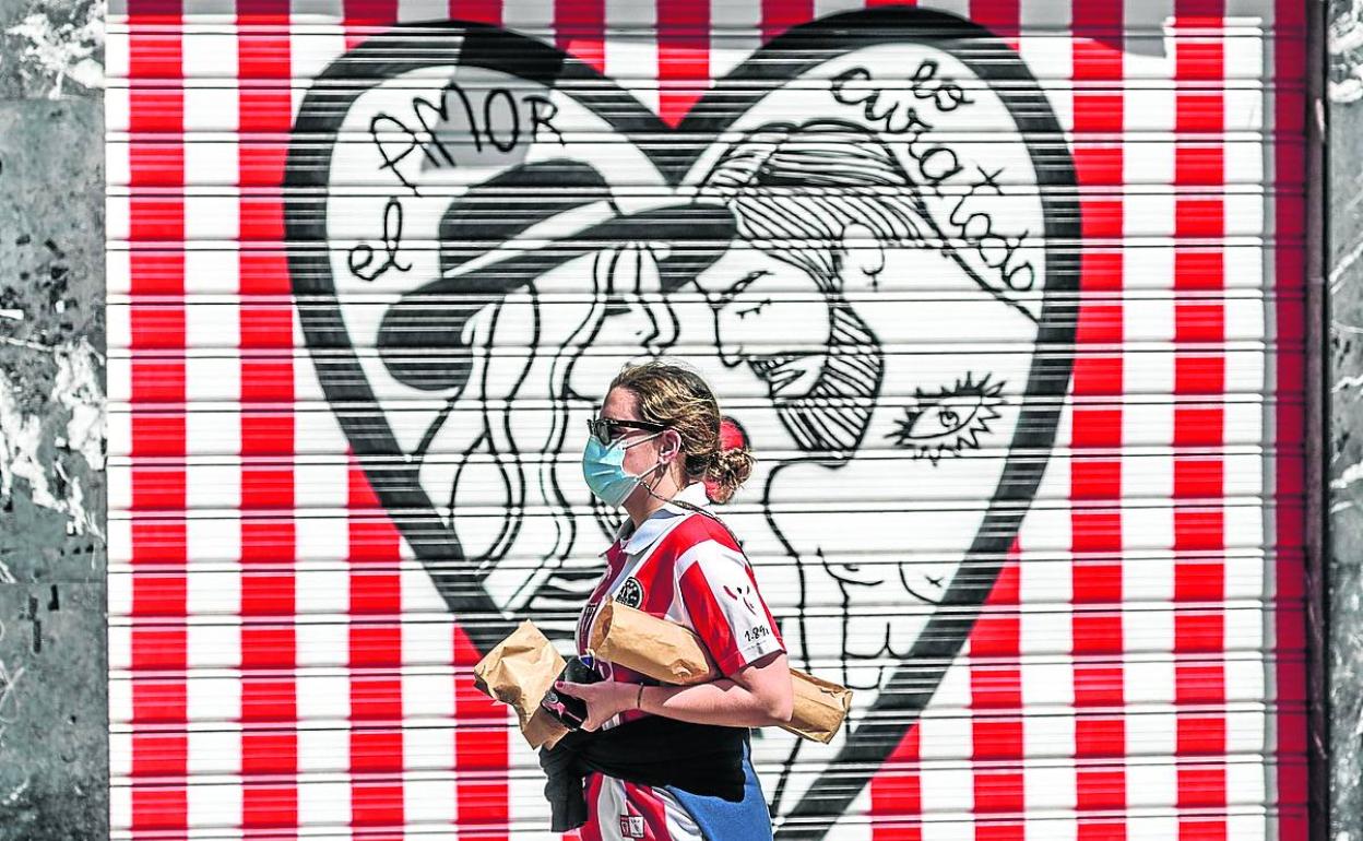 Hubo bilbaínos, como esta chica que pasa por Licenciado Poza, que se pusieron la camiseta del Athletic. 