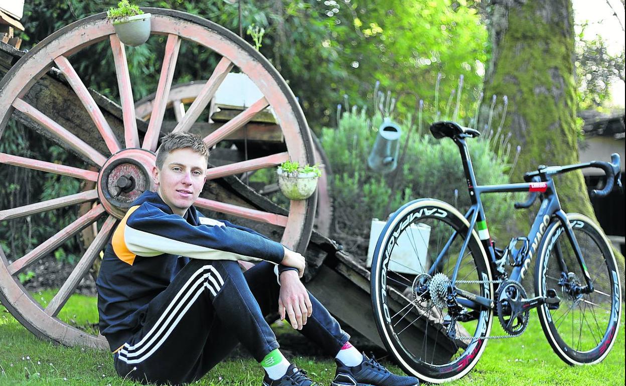 Tadej Pogacar posa junto a su bicicleta en el jardín del hotel Olajauregi, en Durango. 