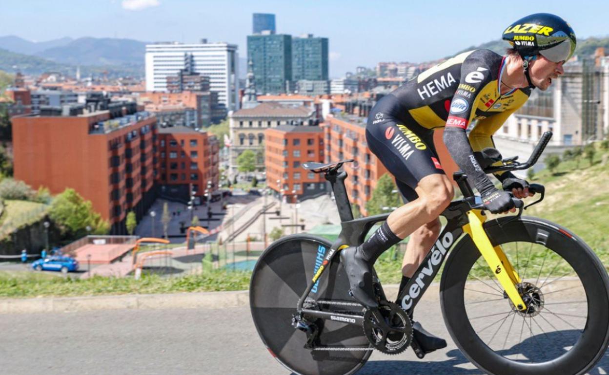 Roglic con la plaza del Gas al fondo
