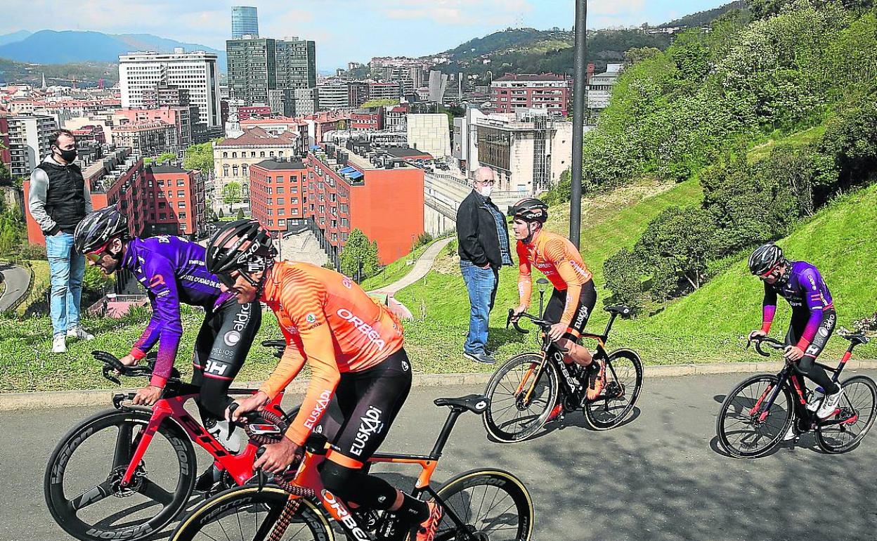 Corredores del Euskaltel y el Burgos, ayer en la subida de la plaza del Gas. 
