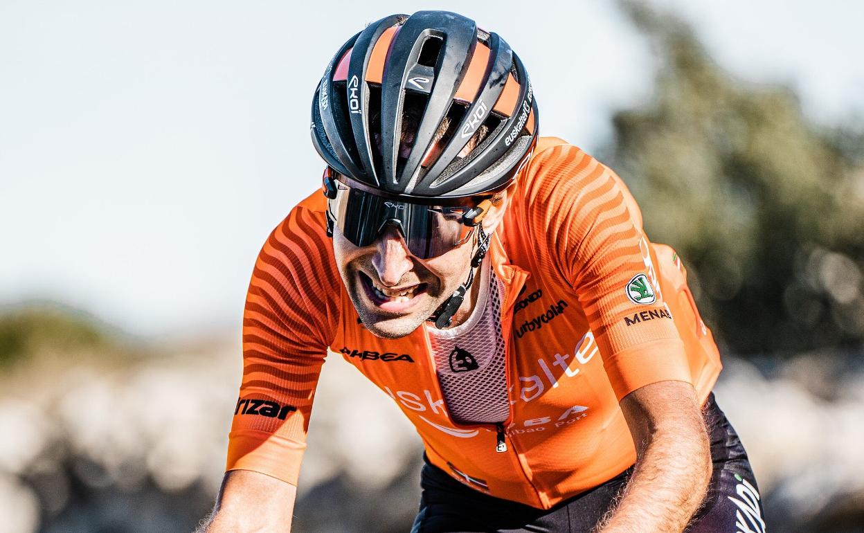 Mikel Bizkarra, en plena acción ,