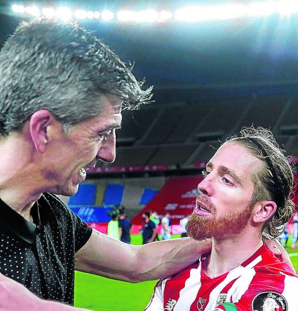 Muniain felicitó a Imanol tras la derrota.