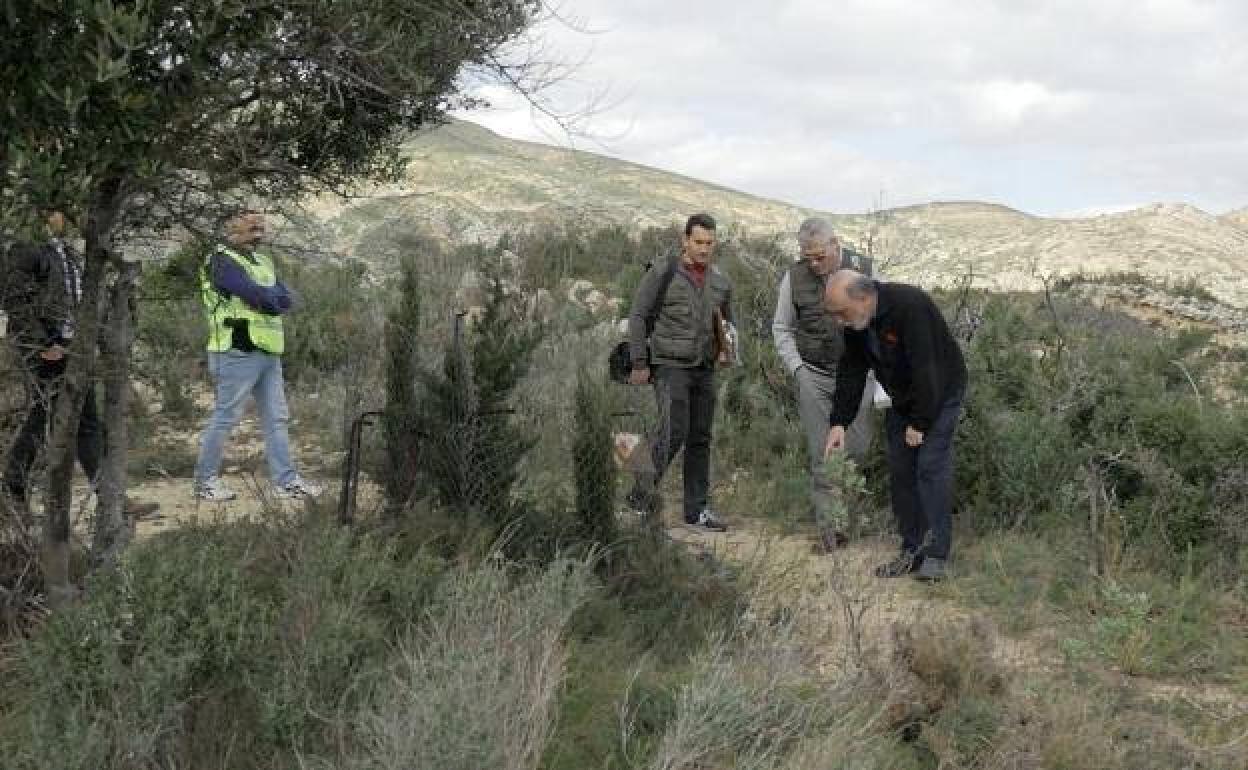 El forense Francisco Etxeberria y varios guardias civiles en el paraje donde aparecieron los cadáveres de las niñas. /