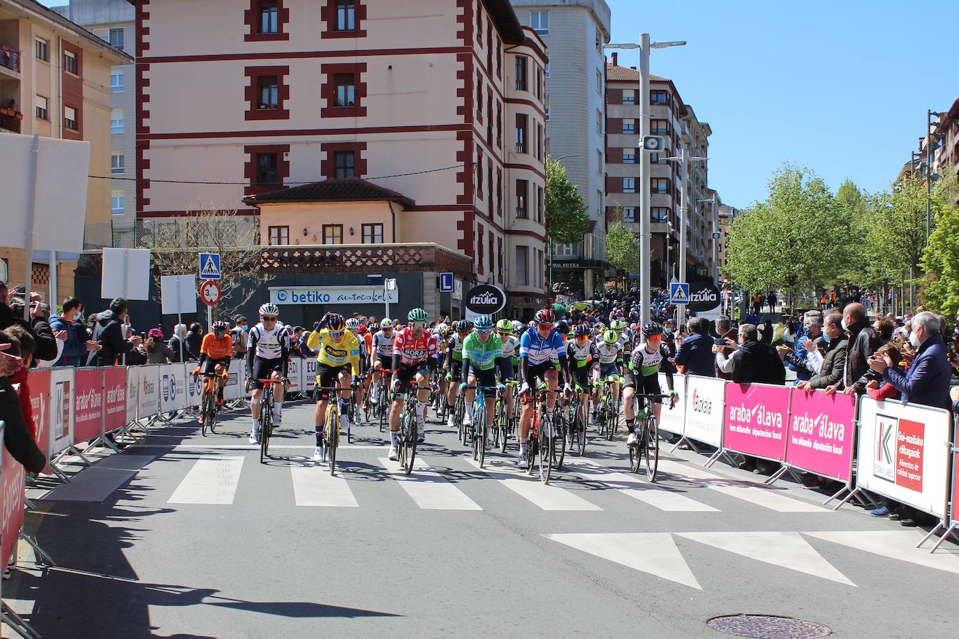 Fotos: Salida de la tercera etapa de la Itzulia desde Amurrio