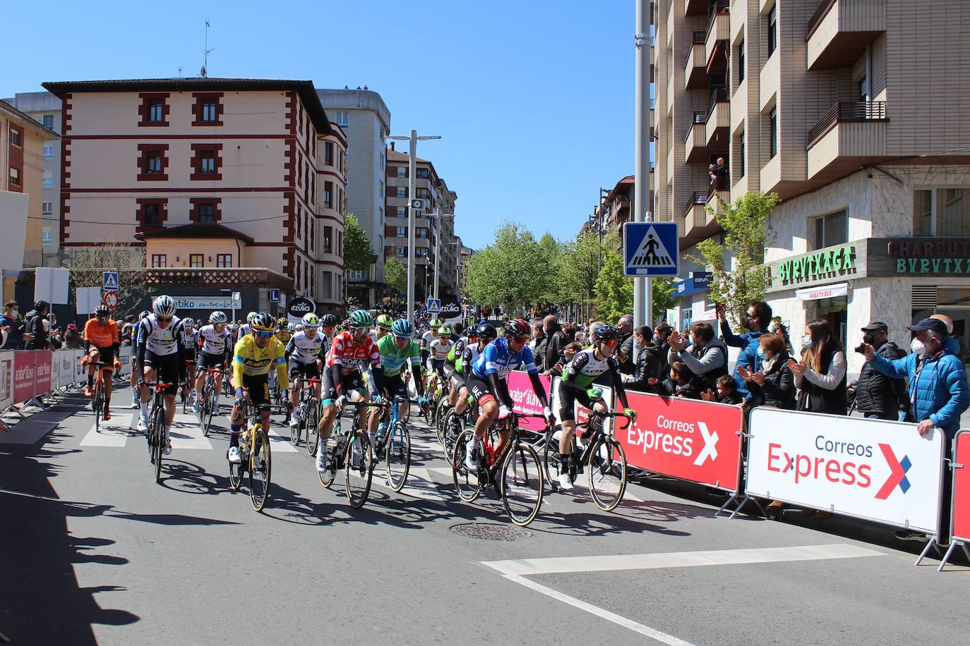 Fotos: Salida de la tercera etapa de la Itzulia desde Amurrio