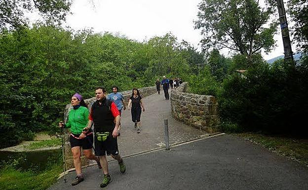 Senderistas en Ganguren.