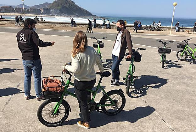 La playa de La Zurriola marca el final de la visita en bicicleta a San Sebastián.