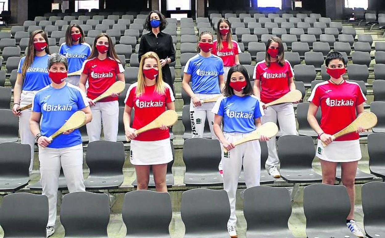 Participantes en el torneo, junto a Lorea Bilbao. 