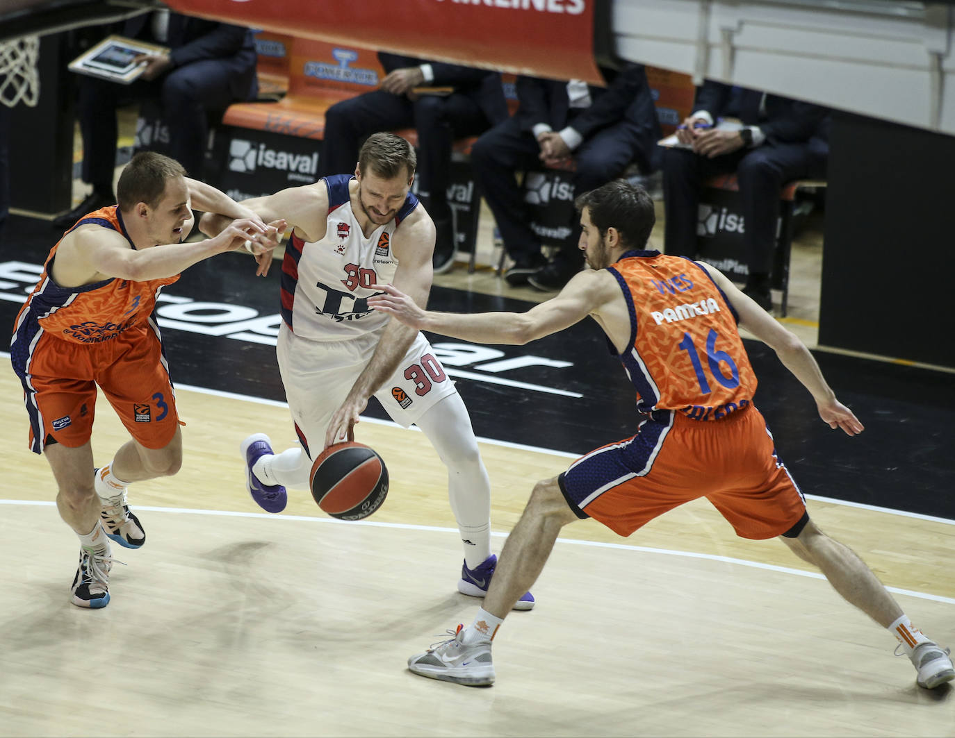 Fotos: Las mejores imágenes del Valencia Basket - Baskonia de la Euroliga