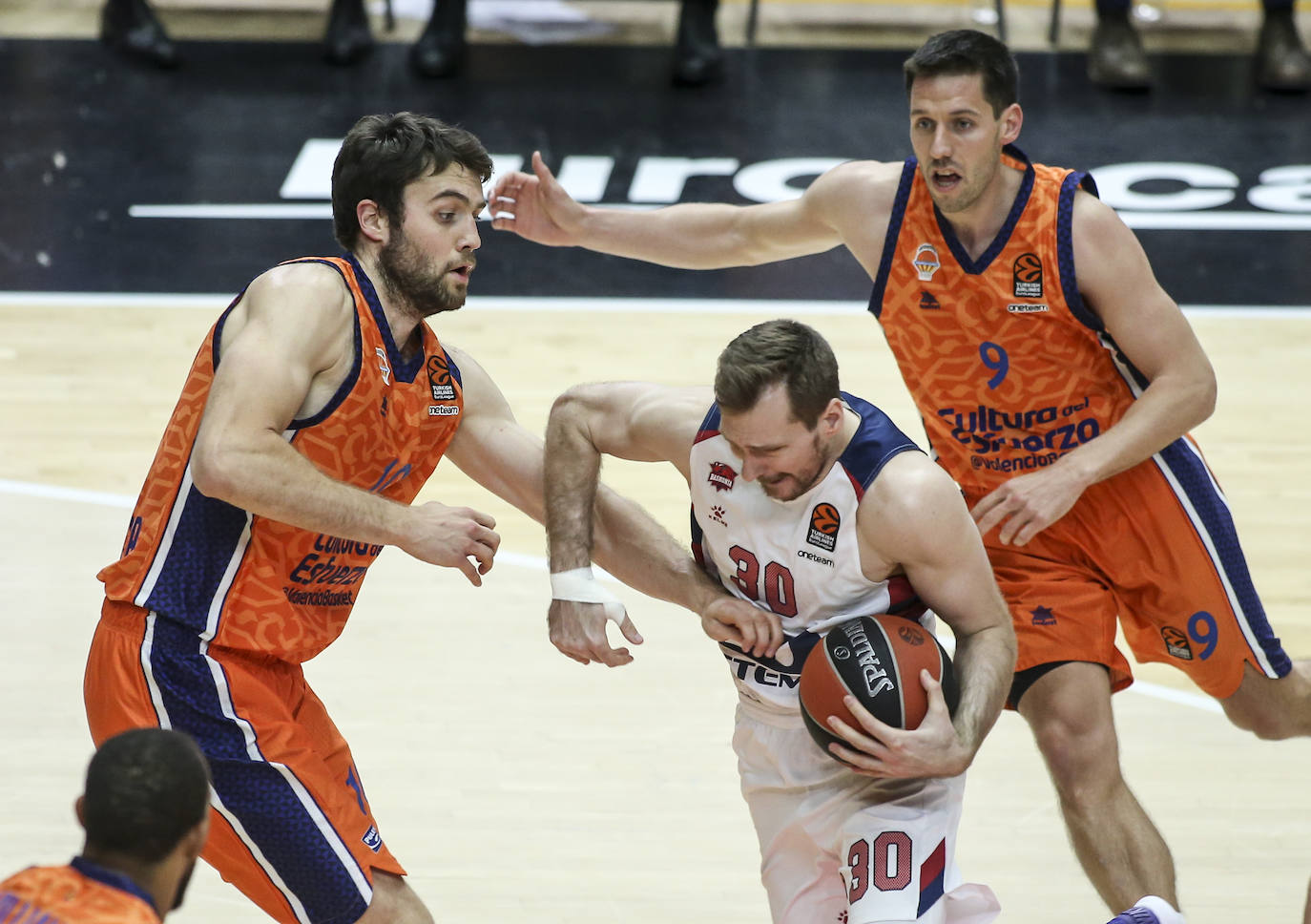 Fotos: Las mejores imágenes del Valencia Basket - Baskonia de la Euroliga