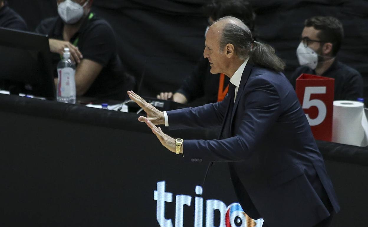 Ivanovic da instrucciones en La Fonteta.