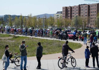 Imagen secundaria 1 - La Itzulia tiñe de color las calles vitorianas