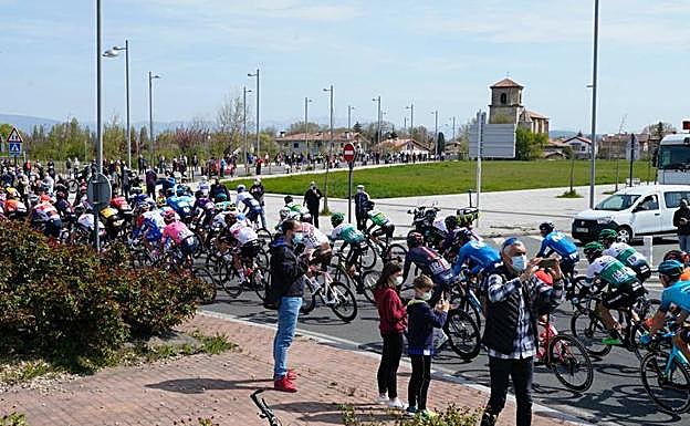 Imagen principal - La Itzulia tiñe de color las calles vitorianas
