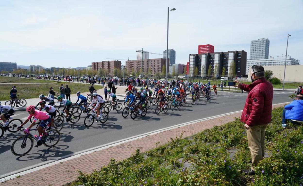 Varios aficionados han animado a los ciclistas en la salida de la etapa. 