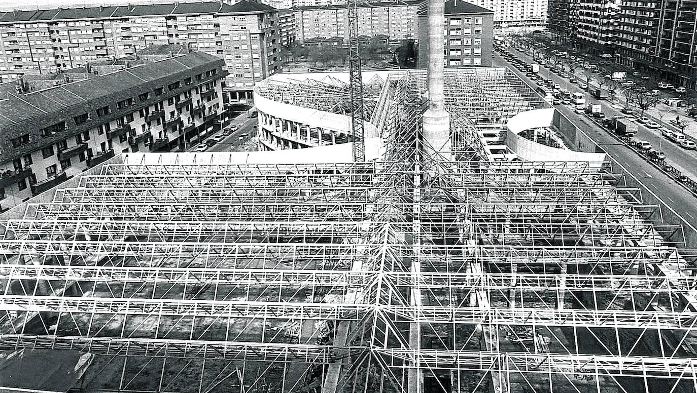 La Vitoria de los centros cívicos apostó por levantar el más grande en la Avenida de Gasteiz. El Centro Socio-cultural de Txagorritxu, proyecto de Rafael González, asentó sus cimientos en 1987 pero su construcción a cargo de Ferrovial se ralentizó y por un tiempo, al inicio de 1988, quedó como único avance del proyecto su imponente esqueleto. Luego, cuando llegaron las prisas y el dinero, se corrió con la obra, que se disparó hasta los 1.261 millones de pesetas, 358 más de los previstos. El Ayuntamiento recibió el edificio el 27 de junio de 1989, a tiempo para su estreno el 6 de julio con la VIII Convención Europea por el Desarme Nuclear. Lo que nació como un centro cívico con polideportivo y auditorio para 474 personas es hoy, al cabo de 32 años, un moderno y sostenible palacio de congresos de tres cuerpos con capacidad para 5.700 invitados que cautiva por su fachada vegetal. 