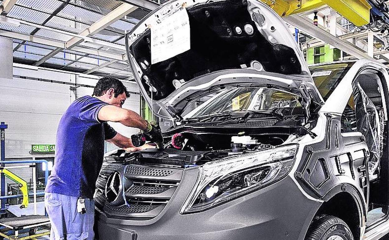 Un operario trabaja en el montaje de una furgoneta en Mercedes. 