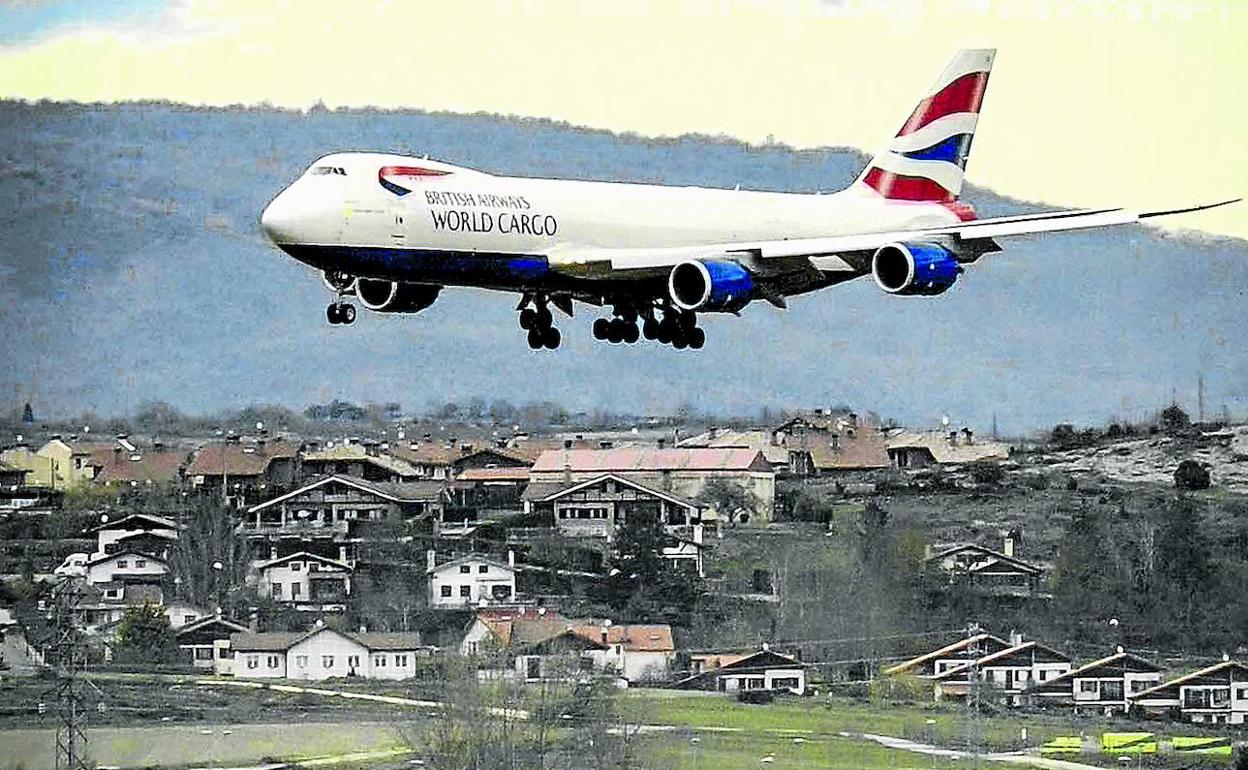 Un avión sobrevuela las viviendas cercanas al aeropuerto de Vitoria antes de aterrizar.
