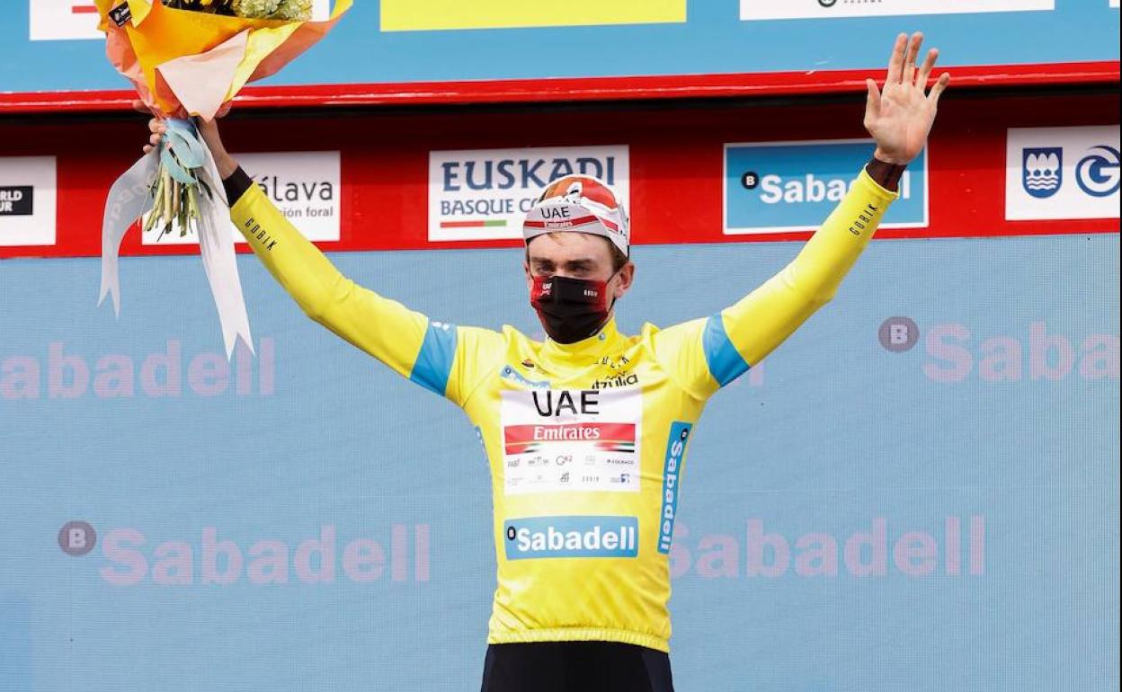 Brandon McNulty celebra la victoria de etapa ayer en Hondarribia. 