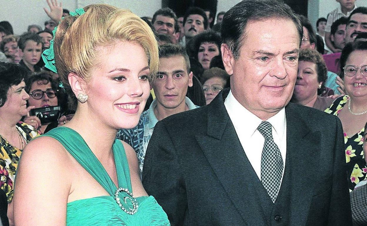 Rocío, en la boda de su padre con Raquel Mosquera en 1996. 