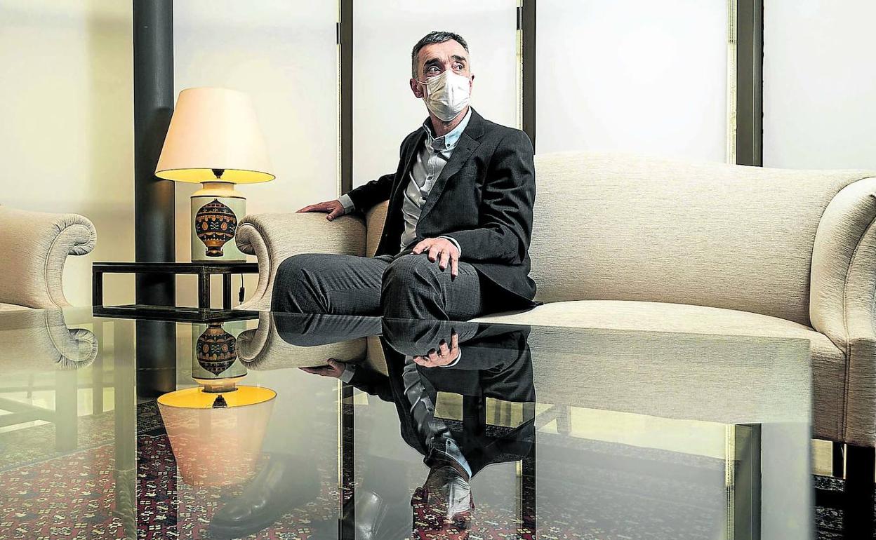 Fernández, en la imagen en Lehendakaritza, advierte que este año «igual veraneamos en Euskadi». 