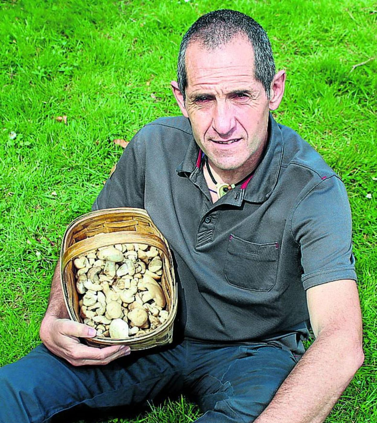 Enrique Arberas posa en Amurrio con una cesta de perretxikos recién recolectados en la Sierra Salvada. 