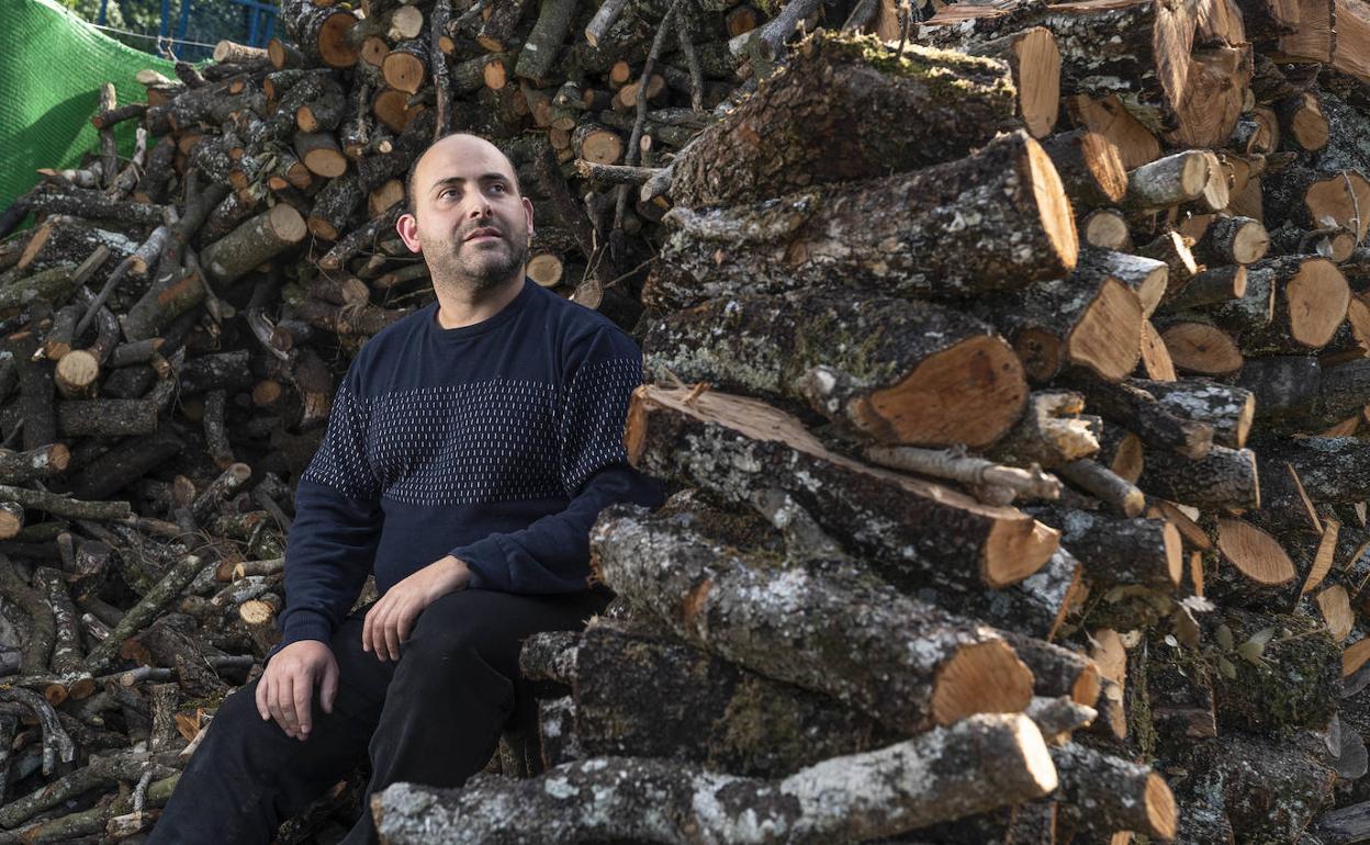 Javier Gallego, en las inmediaciones de su casa en Hereña.