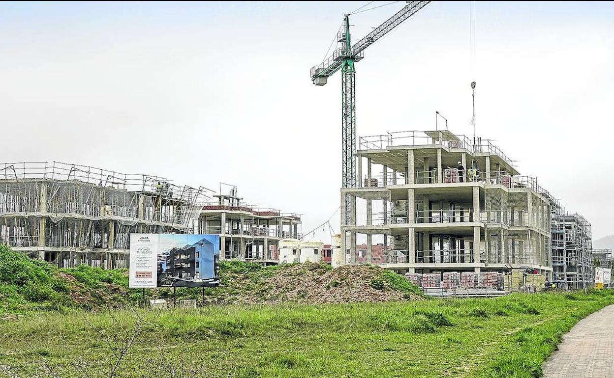Seis bloques de cuatro alturas se levantan en la zona Sur de Vitoria, que ha experimentado un repunte de la actividad constructiva en los últimos meses. 