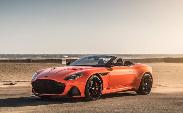 A los mandos del Aston Martin DBS Superleggera Volante: hipnótico e implacable