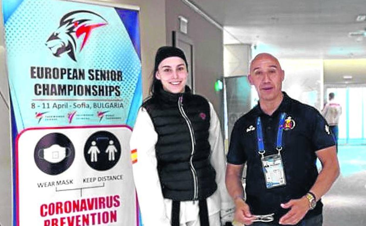 La luchadora vizcaína, junto a su entrenador en la cita europea. 