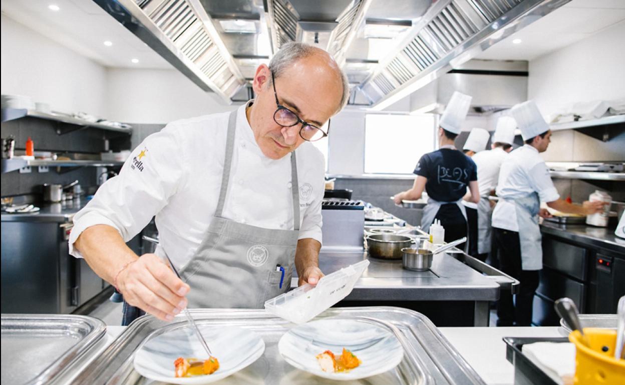 Paco Pérez ultima un plato en el restaurante Miramar (Llançà, Girona).