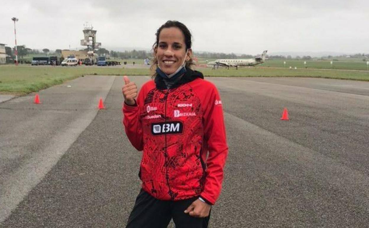 La atleta marroquí del conjunto vizcaíno Majida Maayouf en la pista donde logró la mínima olímpica.