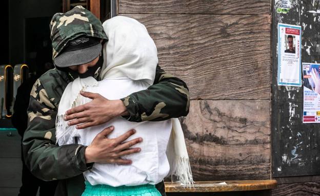 La hermana del joven fallecido recibe un cariñoso abrazo de un amigo, ayer en Oion.