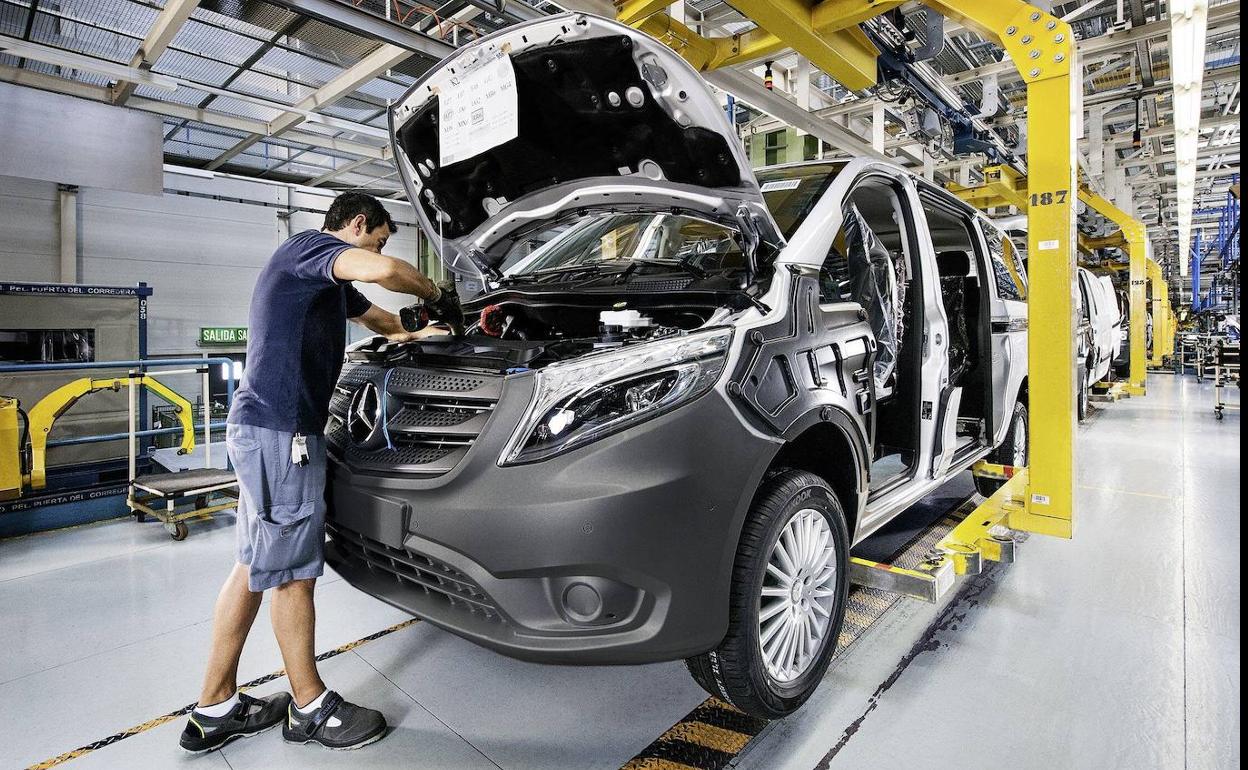 Un trabajador de Mercedes, en la cadena de montaje de la planta de Vitoria