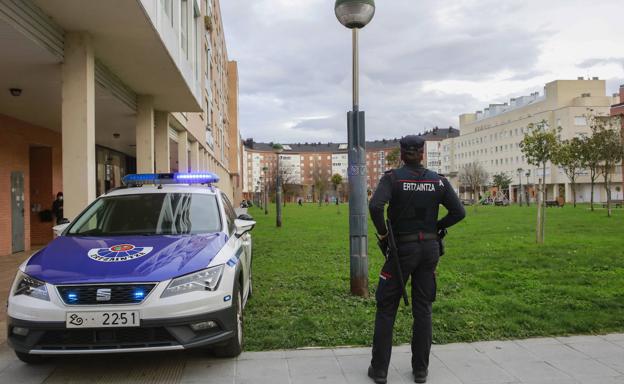 Un agente de la Ertzaintza, en un parque de Vitoria. 