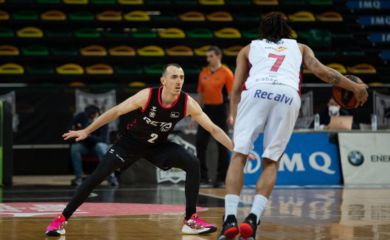 Rousselle defiende al baskonista Henry en el derbi contra el Baskonia. 