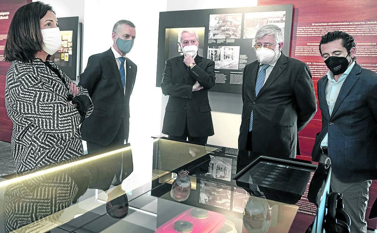 Iñigo Urkullu, junto a Beatriz Artolazabal, Carlos Zapatero y Florencio Domínguez, en el Memorial. 